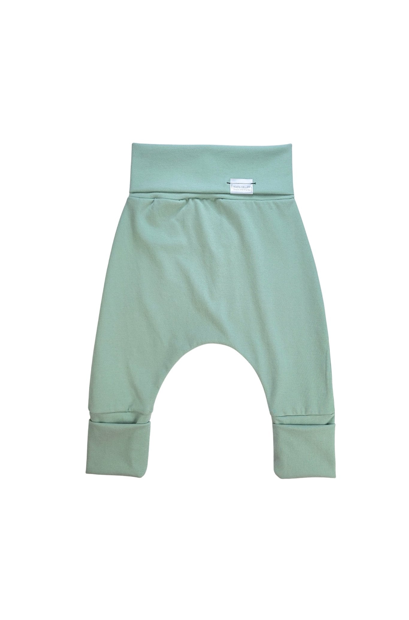 Discover our Grow-With-Me Pants – gender-neutral, soft, and adjustable for long-term wear. Perfect for all diapers. Handmade in Montreal with eco-friendly fabric.