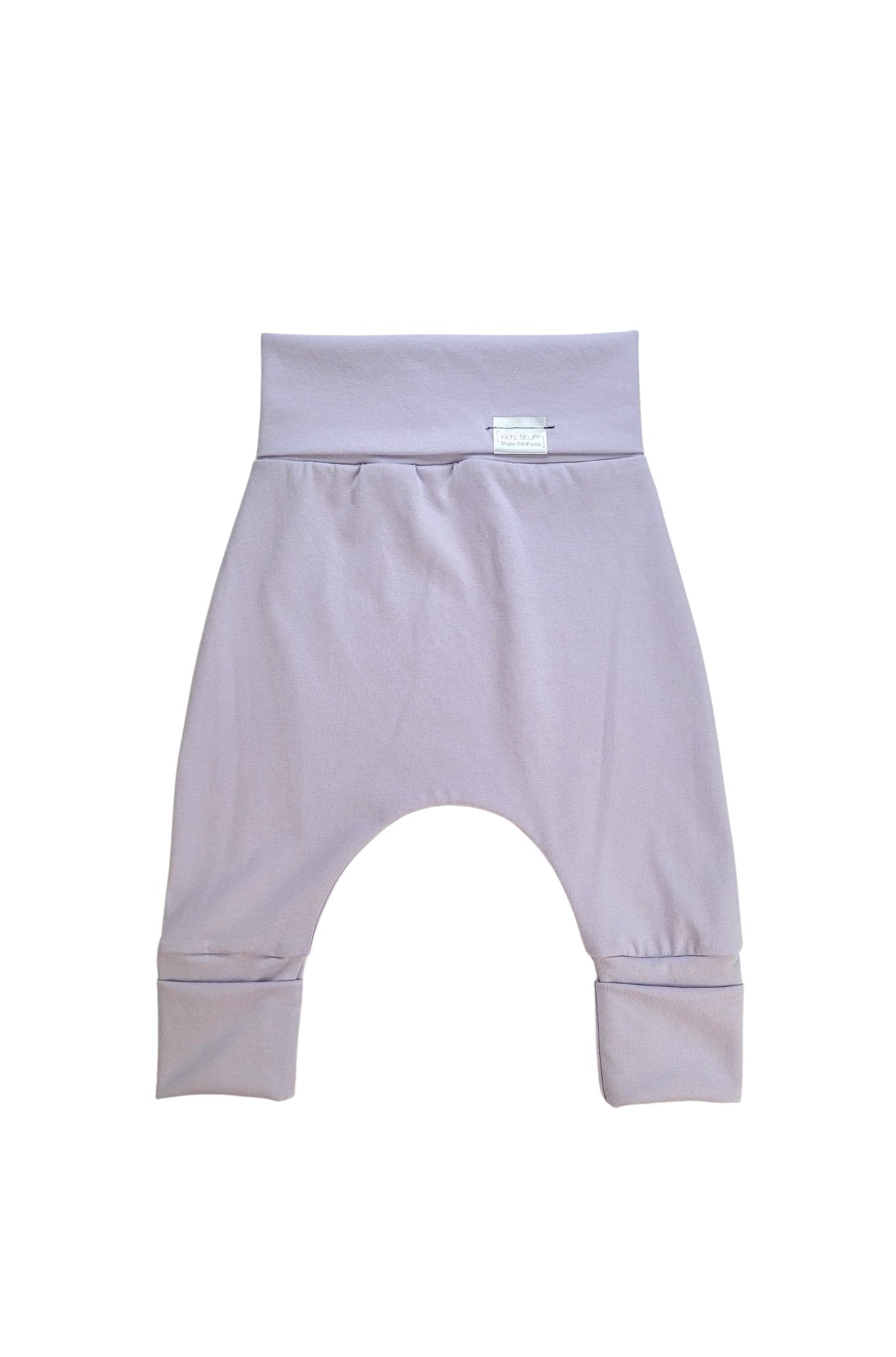 Discover our Grow-With-Me Pants – gender-neutral, soft, and adjustable for long-term wear. Perfect for all diapers. Handmade in Montreal with eco-friendly fabric.