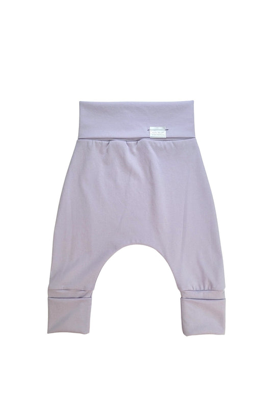 Discover our Grow-With-Me Pants – gender-neutral, soft, and adjustable for long-term wear. Perfect for all diapers. Handmade in Montreal with eco-friendly fabric.