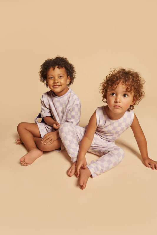 Discover our Grow-With-Me checkered shorts– gender-neutral, eco-friendly, and perfect for summer. Made from soft terry fabric, ideal after the beach, pool, or bath. Handmade in Montreal.