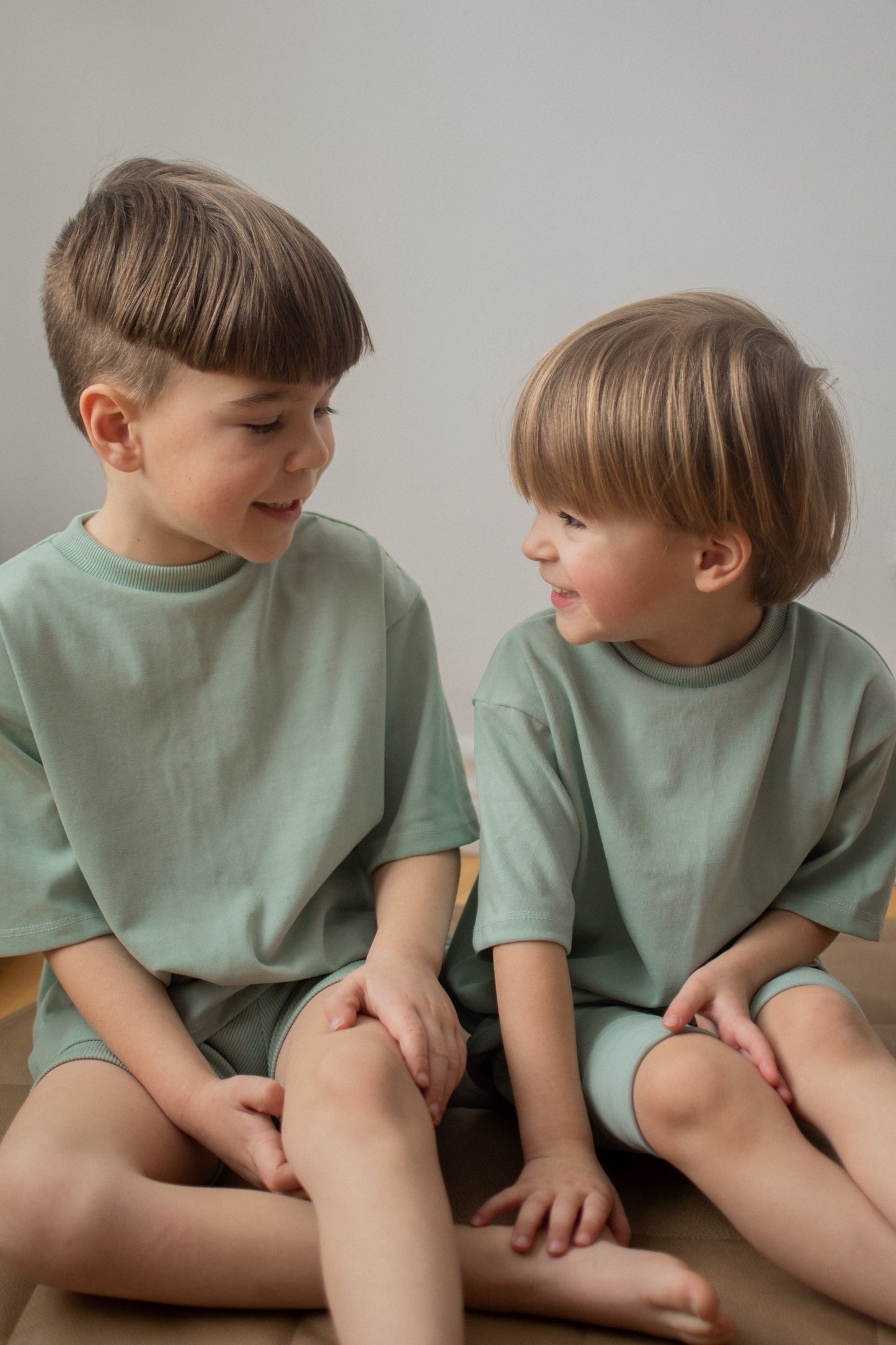 Discover our oversized Grow-With-Me T-Shirt – a gender-neutral, eco-friendly essential for kids. Handmade in Montreal, designed for comfort and longevity.